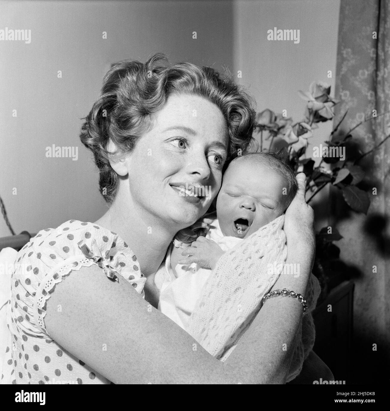 Elspet Grey mit ihrem neugeborenen Sohn James McGregor. James, ein 7lb. 15 oz. Baby wurde gestern Abend von der Schauspielerin Elspet im Princess Beatrice Hospital geboren. Ihr Mann, der Schauspieler-Manager Brian Rix, ist mit „Simple Spymen“ im Whitehall Theatre in der Hauptrolle. 28th. April 1958. Stockfoto