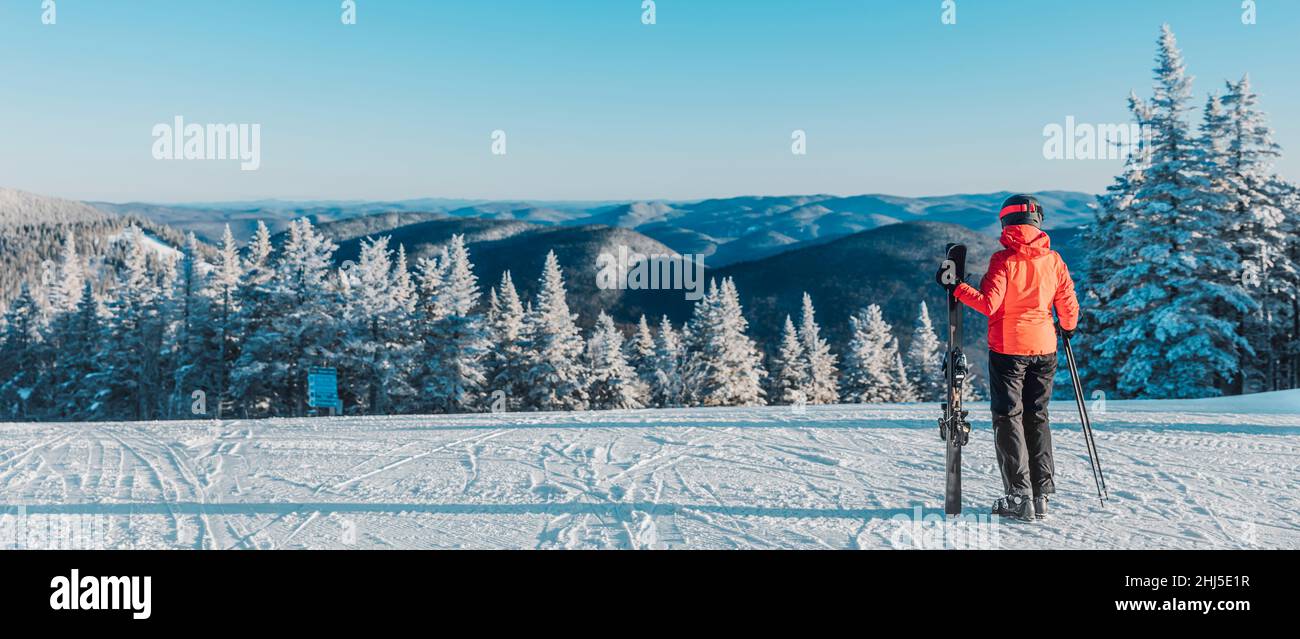 Skifahrerin Skifahrer, die die Natur der Berge im Freien betrachtet und Skier hält. Alpine Ski fahren weiße Pulverschneehänge bei kaltem Wetter weiter Stockfoto