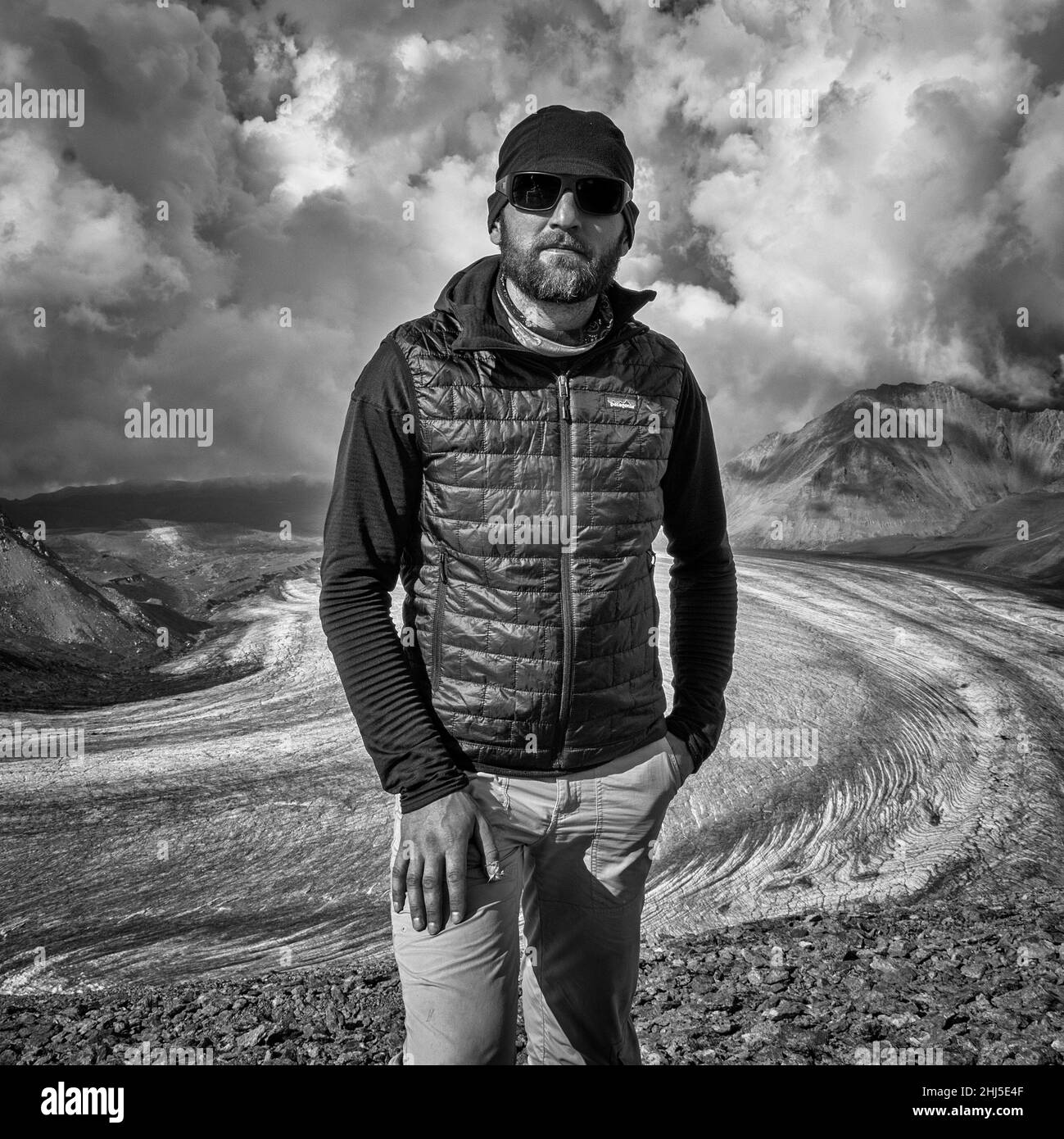 Bergsteiger im Hintergrund des Gletschers Stockfoto