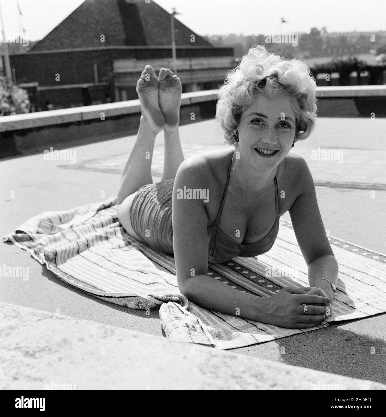Liz Fraser, englische Schauspielerin, abgebildet in den Durnsford Road Baths, Bounds Green, London Borough of Haringey, North London, Donnerstag, 20th. August 1959. Stockfoto