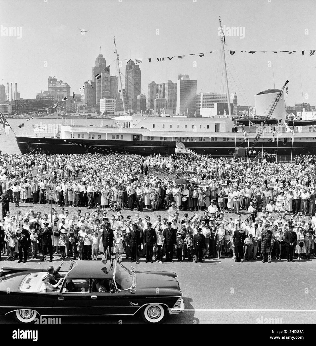 Königin Elizabeth II. Und Prinz Philip, Herzog von Edinburgh während der Königlichen Tour durch Kanada. Am Ufer des Detroit River, mit Windsor im Vordergrund und Detroit auf der anderen Seite des Flusses, versammelten sich Zehntausende von Menschen, um sie anzufeuern. 3rd. Juli 1959. Stockfoto