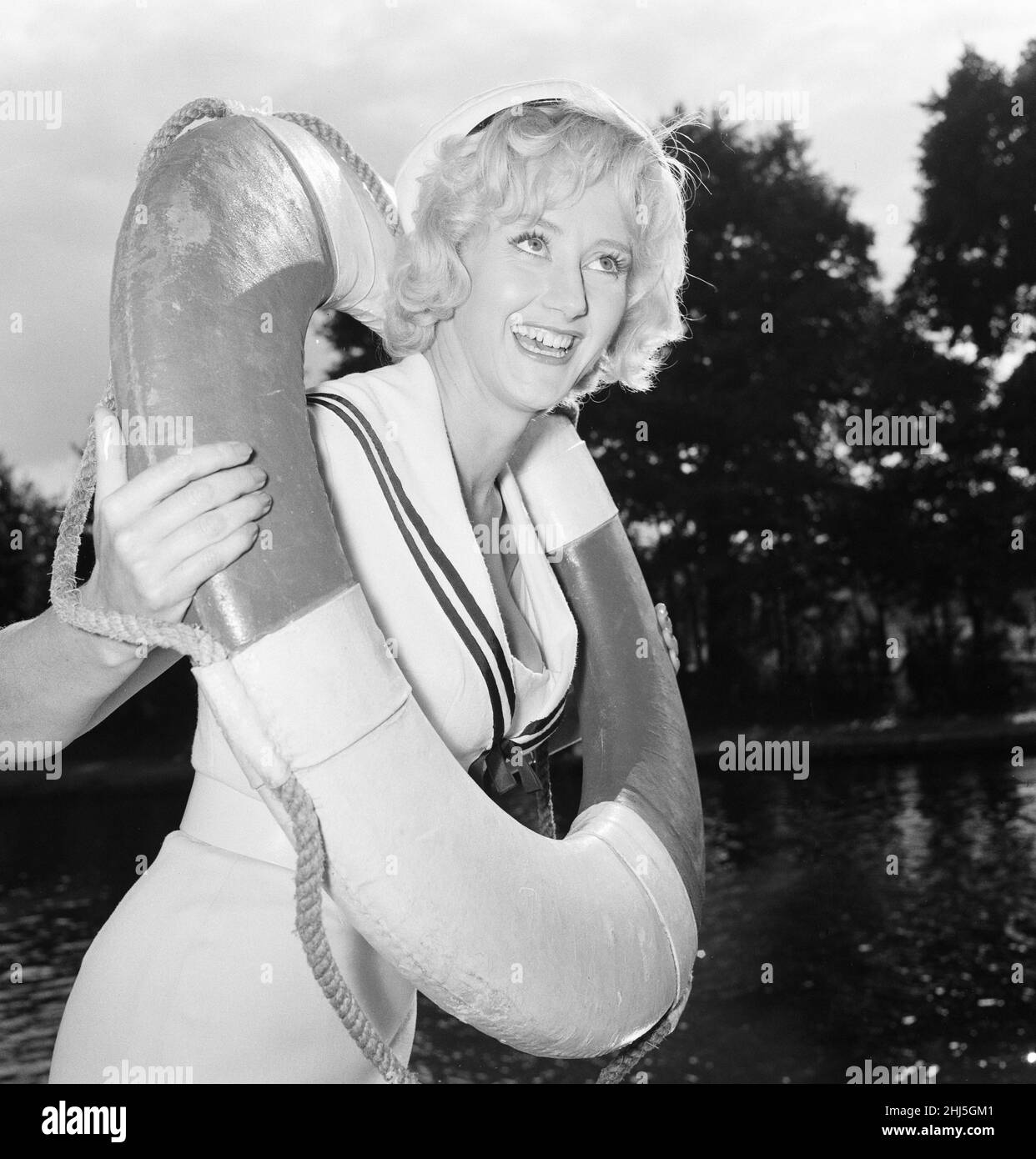 Liz Fraser, englische Schauspielerin, fotografiert vor Ort auf Tagg's Island, im Londoner Stadtteil Richmond upon Thames, wo sie derzeit Double Bunk dreht, Montag, 26th. September 1960. Stockfoto