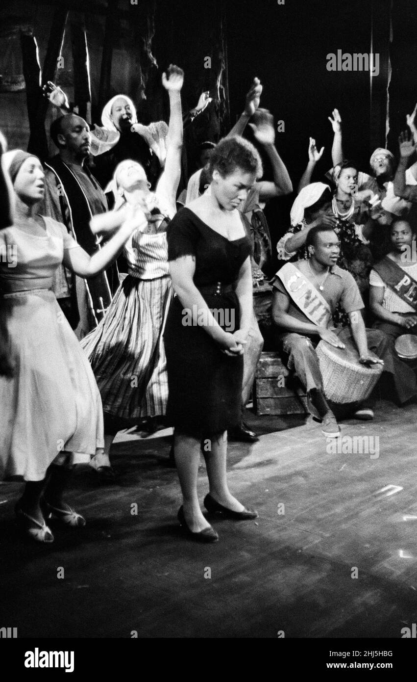 Eine Probe von 'Flesh to a Tiger', einem westindischen Stück, das am 21st. Mai im Royal Court Theatre Premiere haben wird. In einem schwarzen Kleid abgebildet, spielt Cleo Laine „della“. 20th Mai 1958. Stockfoto