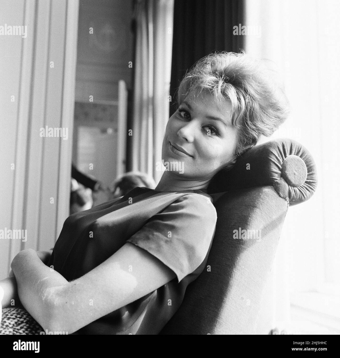 Irina Demick, französische Schauspielerin, in Großbritannien für die Premiere des neuen Films The Longest Day, in dem sie als Janine Boitard, French Resistance, Caen, im Bild im Savoy Hotel, London, Montag, 9th. Oktober 1961, spielt. Die Figur Janine Boitard basiert auf der realen Widerstandskämpferin Louise Boitard, die in The Resistance als Jeanine Boitard bekannt ist. Stockfoto