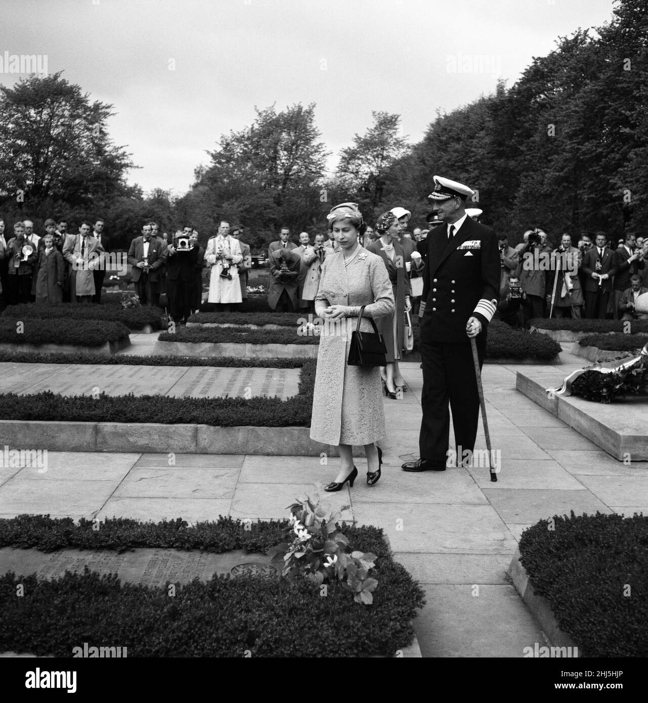 Königin Elizabeth II. Und Prinz Philip, Herzog von Edinburgh, besuchen Dänemark. Königin Elisabeth II. Und König Frederik IX. Von Dänemark, abgebildet bei einem Besuch des Gedenkfriedhofs der Widerstandsbewegung. Hinter ihnen stehen Königin Ingrid und die dänische Prinzessin Margrethe. 23rd Mai 1957. Stockfoto