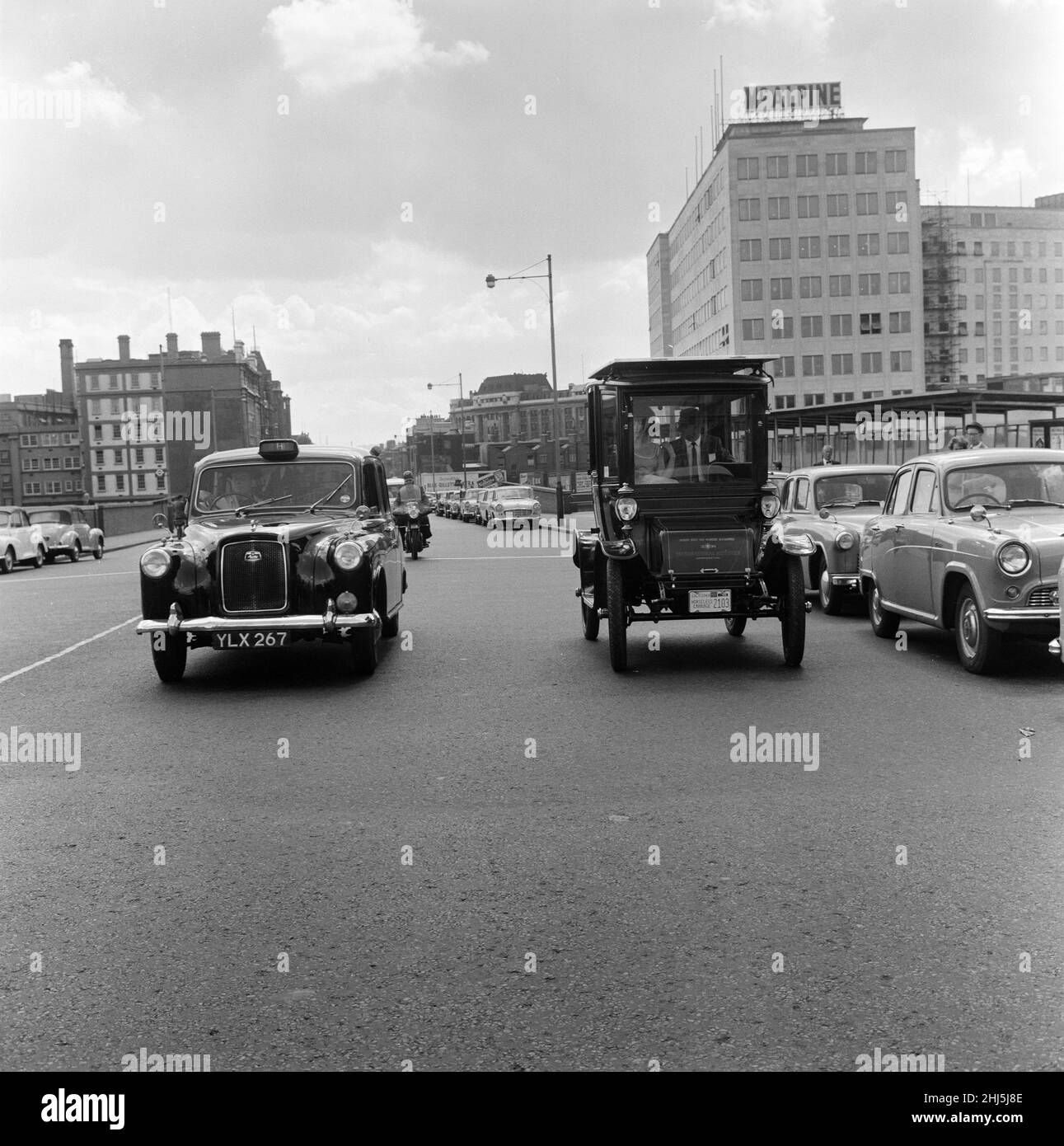 Ein revolutionäres Auto mit Sonnenenergie. Das Oldtimer hat Solarzellen auf dem Dach. Dr. Charles Escoffery, ein Wissenschaftler aus El Segundo, Kalifornien, hat Pionierarbeit bei der Entwicklung von Solarzellen geleistet. 9th. August 1960. Stockfoto