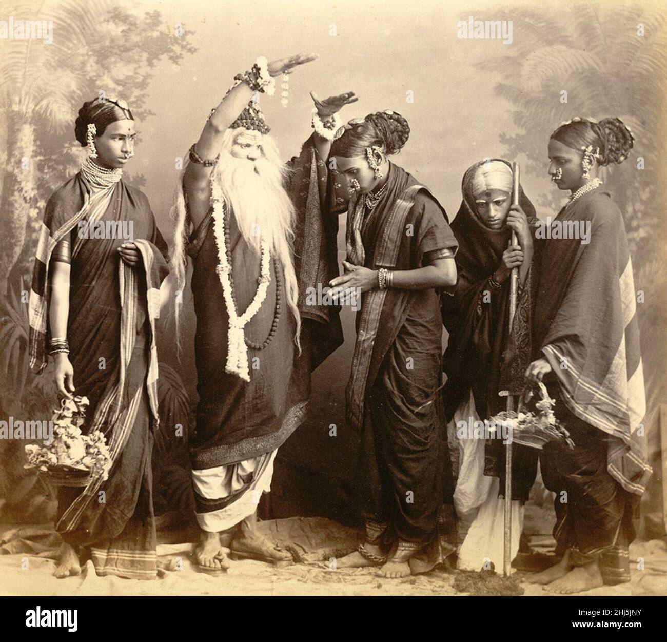 Studioportrait einer Marathi-Theatergruppe in Bombay im Jahr 1870s. Stockfoto
