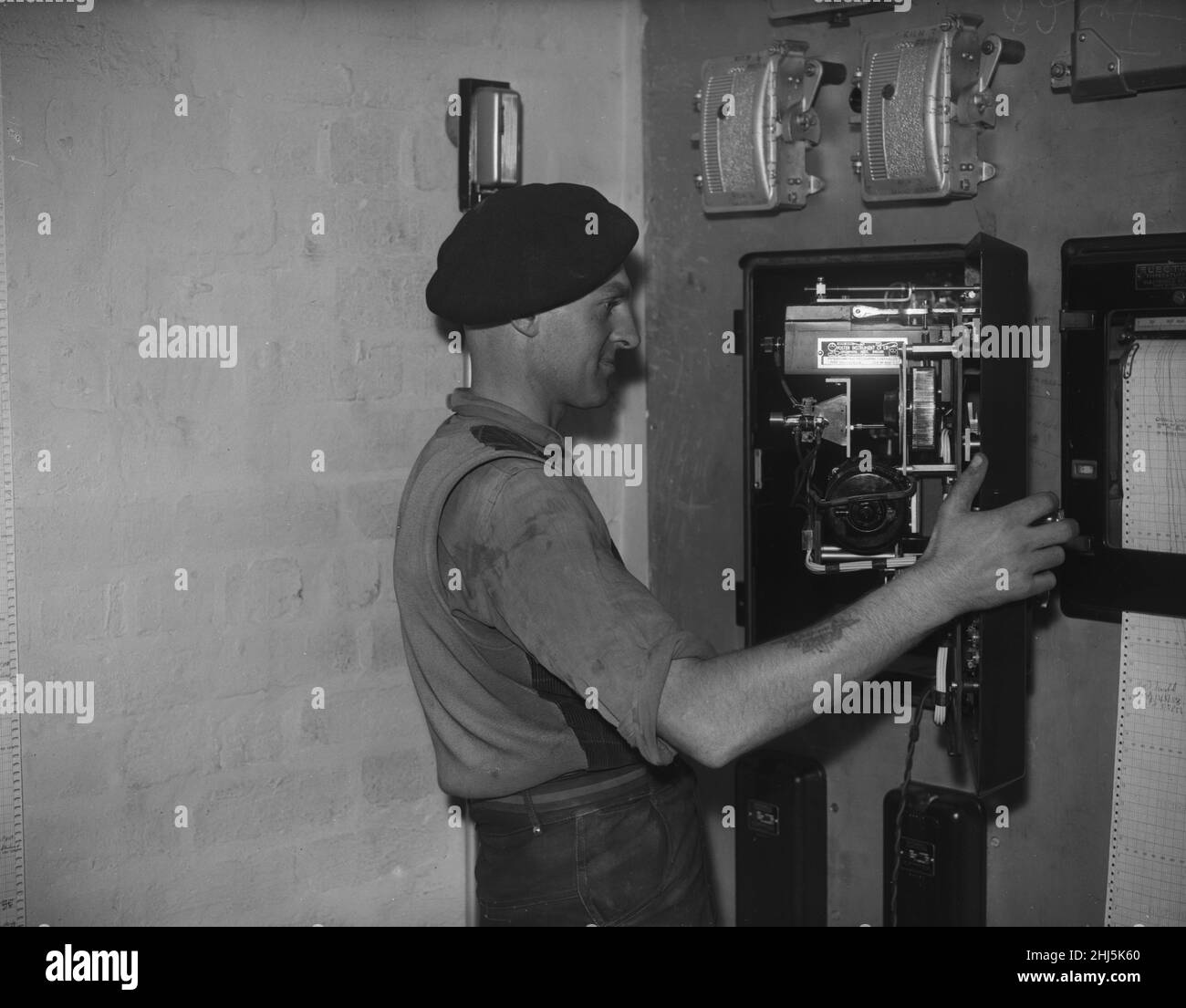 Der Mitarbeiter der Bilston Pottery 1958A inspiziert die Kontrollen für den elektrisch betriebenen Ofen der Bilston Pottery Stockfoto