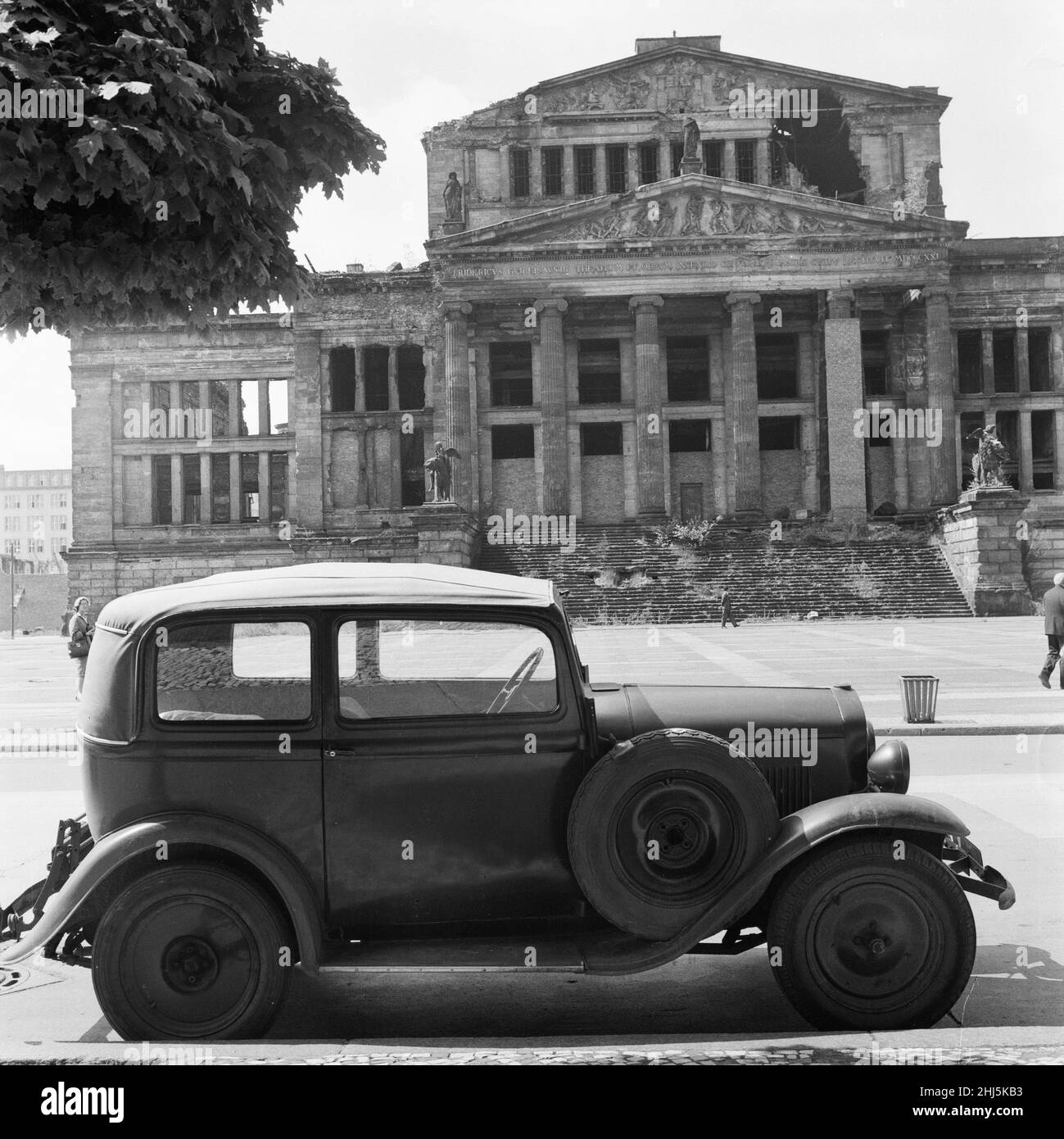 Szenen in Ostberlin, Ostdeutschland, die zeigen, dass das tägliche Leben kurz nach Beginn des Mauerbaus normal weitergeht. Das Bild zeigt das ruinierte Schauspielhaus Berlin am Gendarmenmarkt im zentralen Berliner Bezirk Mitte. Sie wurde durch alliierte Bombardierungen und die Schlacht von Berlin während des Zweiten Weltkriegs schwer beschädigt. 18th. August 1961. Stockfoto