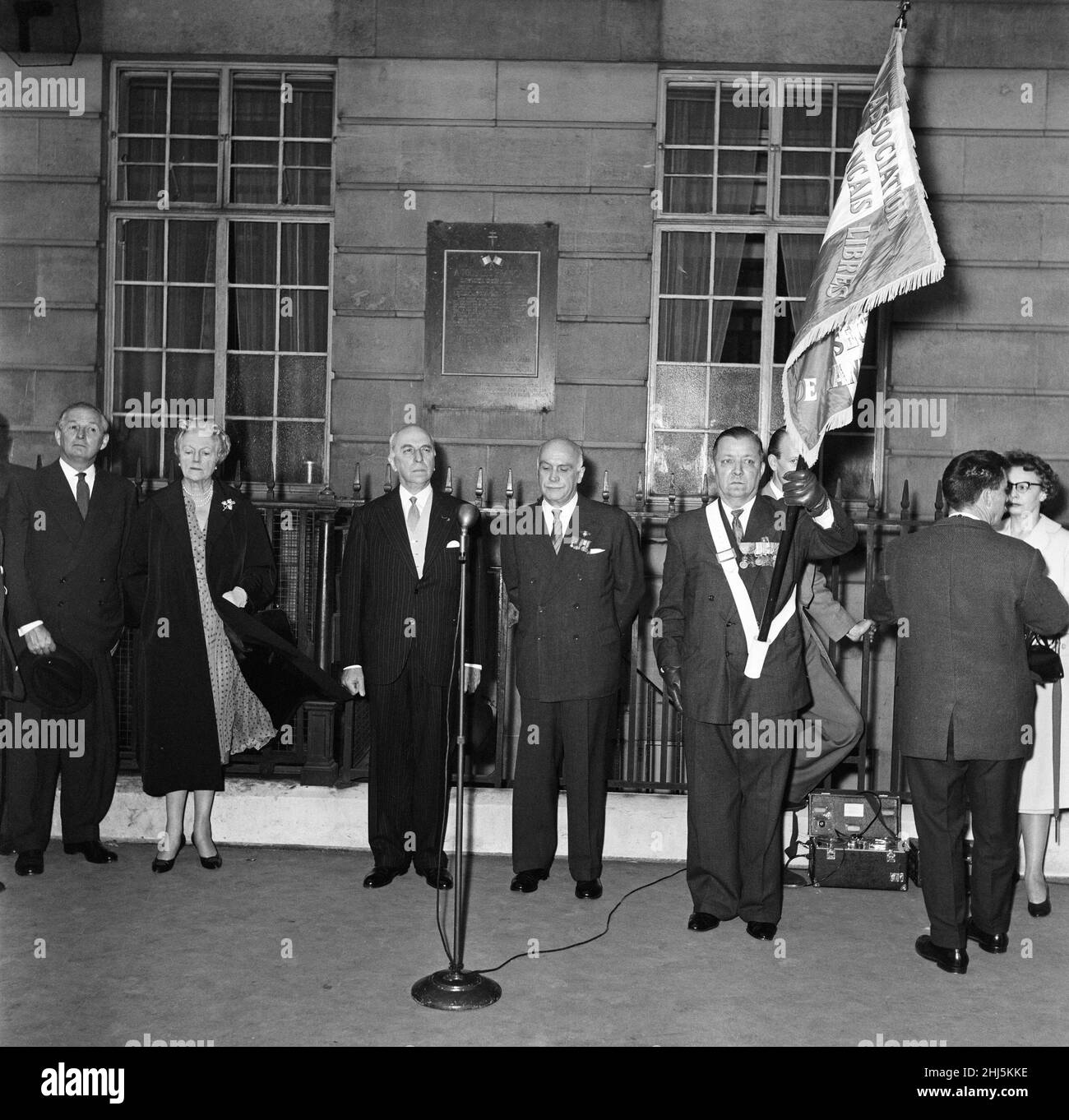 In Carlton Gardens Nr. 4 halten die Freien französischen Streitkräfte in London einen Gedenkgottesdienst ab, um an den 18th. Juni 1940 zu erinnern, als sie gegründet wurden. Der Präsident der Freien französischen Streitkräfte in London, M. Burdet, war anwesend, ebenso der französische Botschafter M. Chauvel. Lady churchill und Selwyn Lloyd repräsentierten Großbritannien. 18th. Juni 1958. Stockfoto