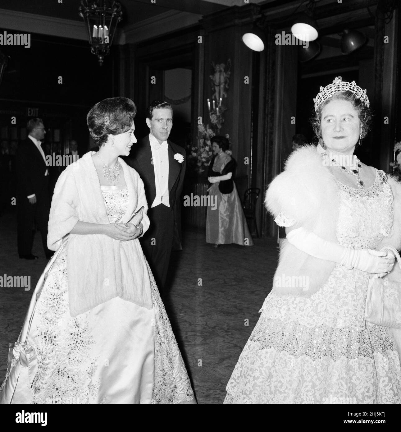 Prinzessin Margaret und ihr Verlobter Antony Armstrong-Jones besuchen mit der Queen Mother eine Gala-Ballettaufführung im Royal Opera House. Covent Garden, London. 1st. März 1960. Stockfoto