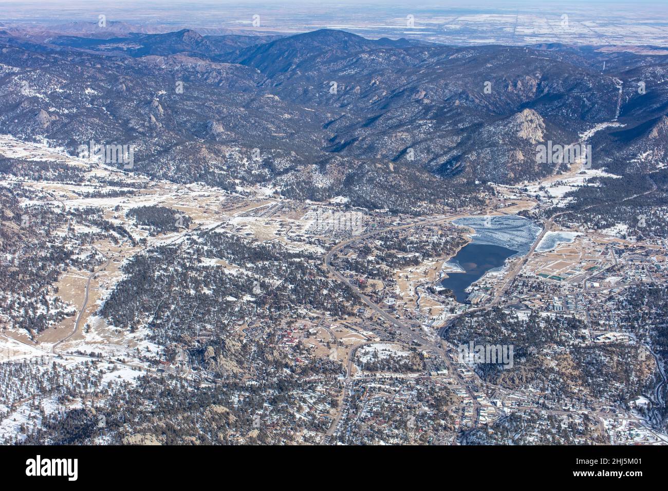 Winterluftfoto des Estes Park, Colorado mit Blick nach Osten. Stockfoto