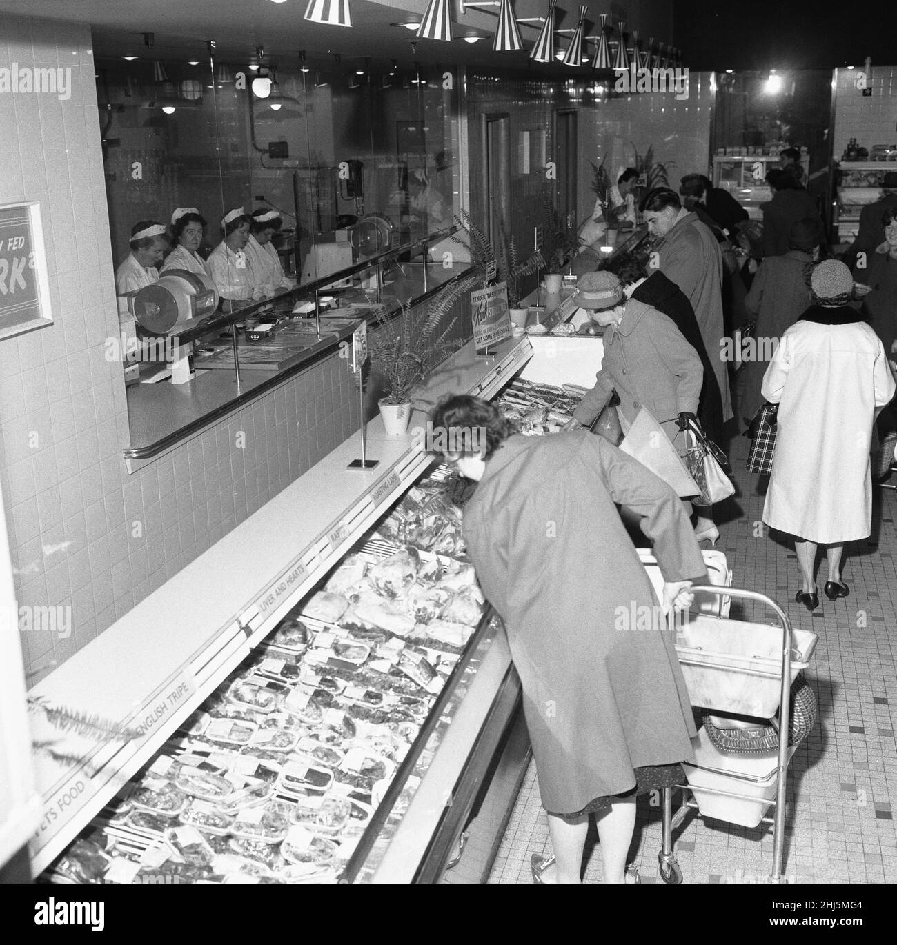 Hausfrauen, die hier im Bexley Heath Co-Op Supermarkt die Woche machen. 23rd. November 1961 Stockfoto