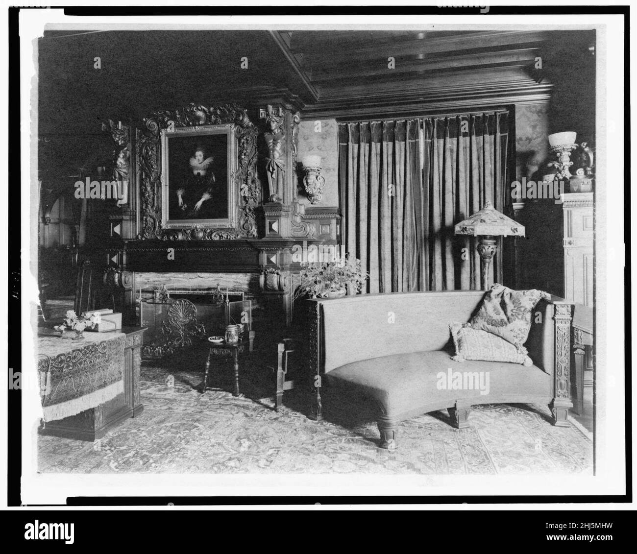 Studie mit Porträt der Frau in der Elisabethanischen Kleid, über Kamin, und gebogene Sofa auf der rechten Seite, in der Heimat von Edmund Cogswell Converse, Greenwich, Connecticut Stockfoto