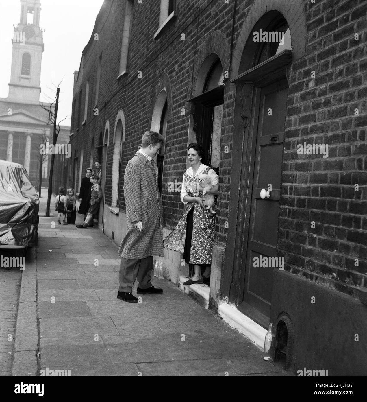 Der Sänger und Schauspieler Tommy Steele sagt seiner Mutter vor ihrem Haus in Bermondsey, London, Auf Wiedersehen, um ins Café de Paris zu gehen. 22nd. Januar 1957. Stockfoto