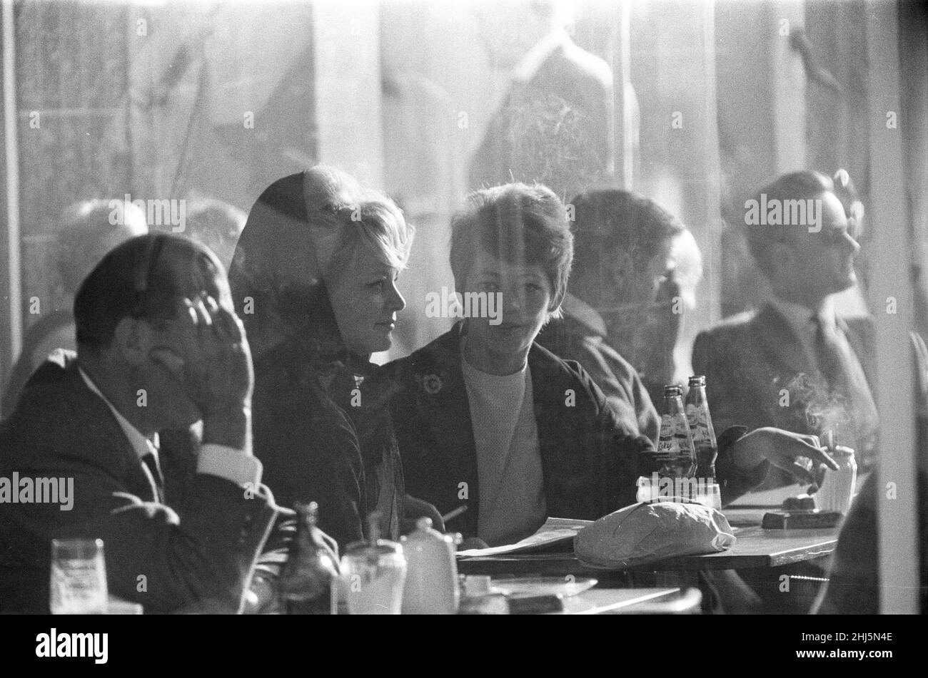 Szenen in West-Berlin, Westdeutschland, die zeigen, wie das tägliche Leben kurz nach dem Beginn des Mauerbaus normal weitergeht. 18th. August 1961. Stockfoto