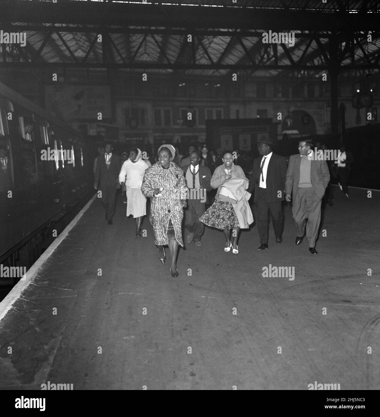 Fast 1000 westindische Einwanderer kommen in drei Booten in Zügen an der Waterloo Station an. Viele brachten Packkisten mit wertvollen Besitztümern mit. 15th. Oktober 1961. Stockfoto