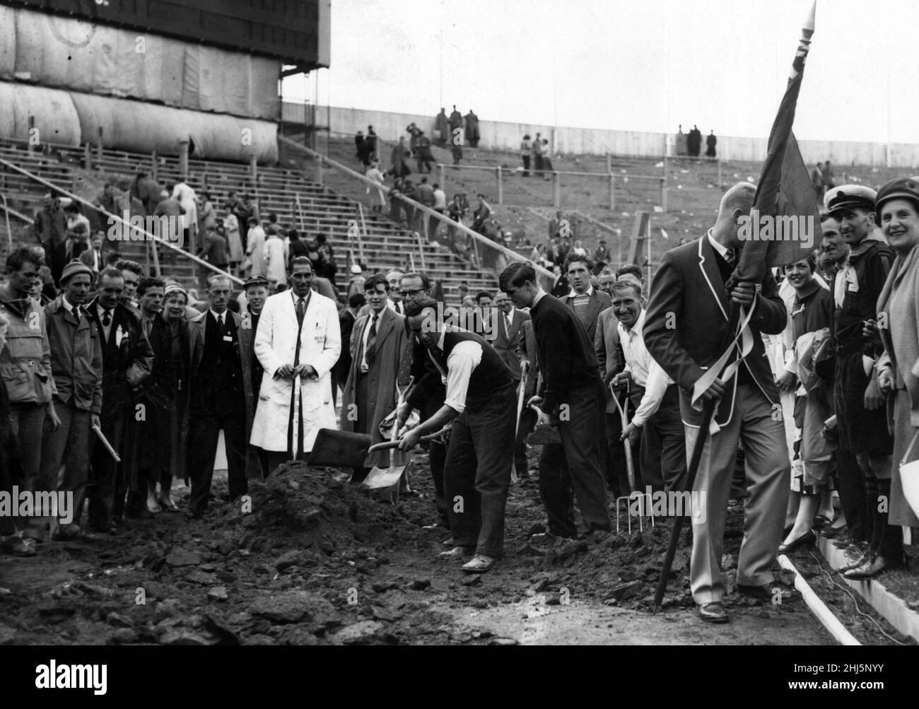 1958 British Empire and Commonwealth Games - Arbeiter graben die Strecke im Cardiff Arms Park. Juli 1958. Stockfoto