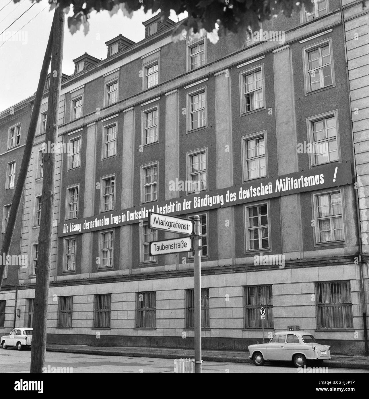 Szenen in Ostberlin, Ostdeutschland, die zeigen, dass das tägliche Leben schon bald nach dem Beginn des Mauerbaus normal weitergeht.Straßenszene in der Taubenstraße in der Nähe des Konzerthauses. 18th. August 1961. Stockfoto