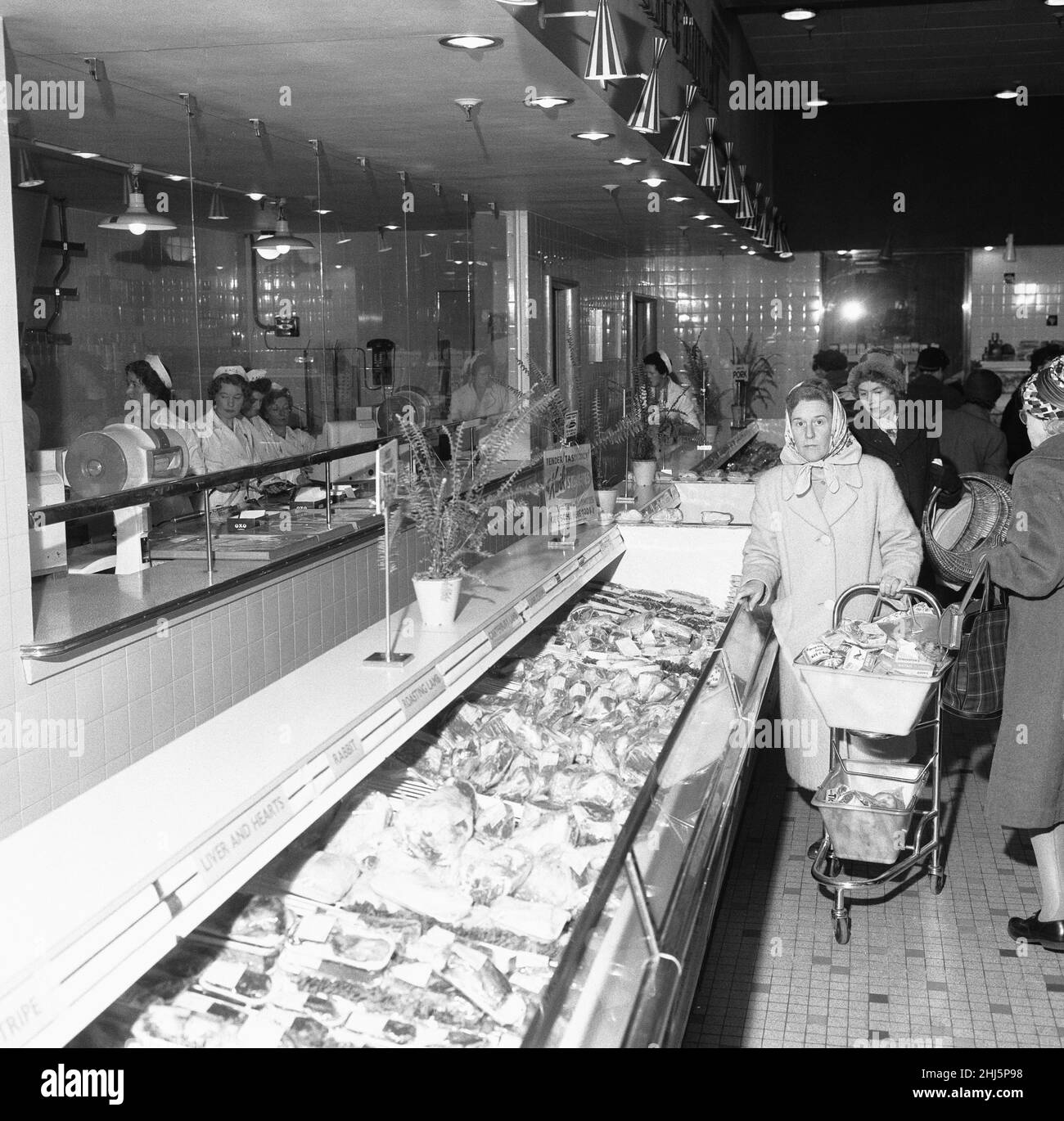 Hausfrauen, die hier im Bexley Heath Co-Op Supermarkt die Woche machen. 23rd. November 1961 Stockfoto