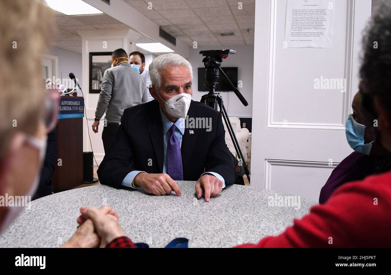 Orlando, Usa. 26th Januar 2022. Der US-Repräsentant Charlie Crist (D-FL) trifft sich mit den Bewohnern während einer Tour durch die unabhängige Seniorengemeinde Hillcrest Hampton House in Orlando. Ehemalige Gov. Crist, ein aktueller Gouverneurskandidat, machte die Kampagne zur Unterstützung seines Affordable Florida for All-Plans zur Erhöhung des erschwinglichen Wohnbaus im Bundesstaat zu stoppen. Kredit: SOPA Images Limited/Alamy Live Nachrichten Stockfoto