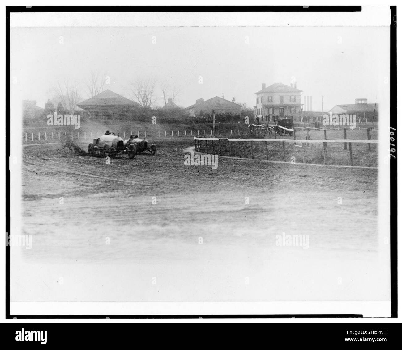 Stutz Weightman Besondere und ein anderes Automobil um ein Benning Race Track, Washington, D.C., Bereich am Thanksgiving Tag Stockfoto