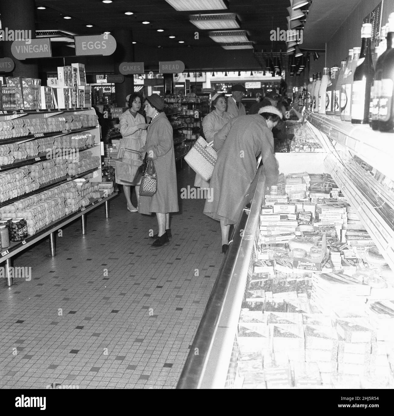 Hausfrauen, die hier im Bexley Heath Co-Op Supermarkt die Woche machen. 23rd. November 1961 Stockfoto