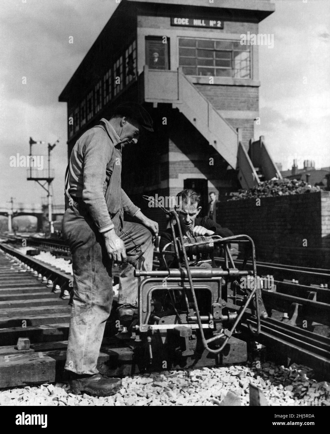 Liverpool Lime Street Bahnhof Verbesserung Schema. Zwei Arbeiter, die Eisenbahnsäger und Bohrer sind, schneiden eine Strecke ein, die mit dem Schnelldurchgang von der Lime Street an einem Punkt östlich der Edge Hill Station verbunden wird. August 1960. Stockfoto