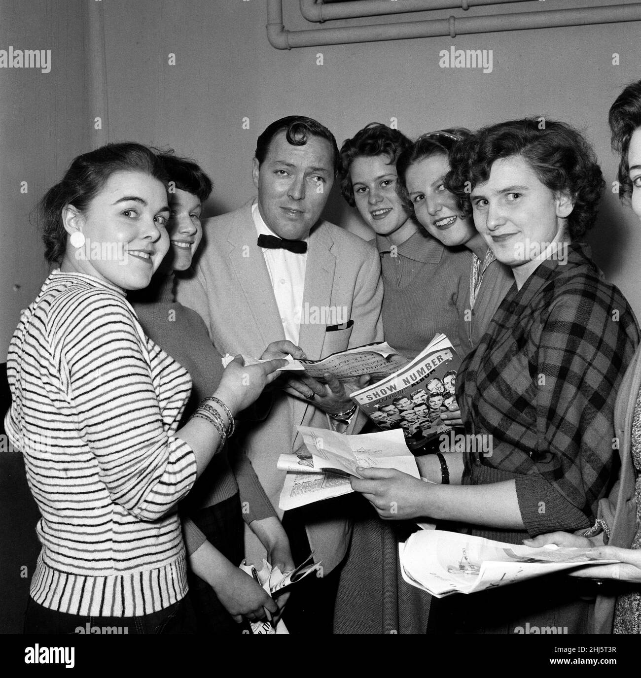 Bill Haley in seiner Garderobe im Dominion Theatre, Tottenham Court Road, mit seinen Fans. Sechstausend Menschen gaben Rock 'n' Roll-König Bill Haley bei der Abschiedsnacht von Haley, die der Daily Mirror einsetzte, einen königlichen Abschiedsgruß. 10th. März 1957. Stockfoto