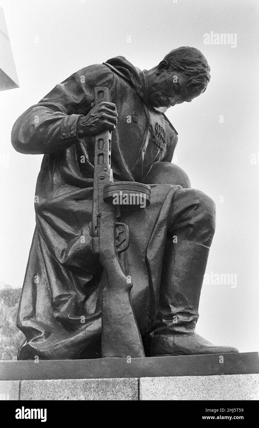 Szenen in Ostberlin, Ostdeutschland kurz nach Beginn des Mauerbaus. Besucher des sowjetischen Kriegerdenkmals und Friedhofs im Treptower Park, Ost-Berlin. Es wurde nach dem Entwurf des sowjetischen Architekten Jakov Belopolsky gebaut, um 7.000 der 80.000 sowjetischen Soldaten zu gedenken, die im April 1945 in der Schlacht von Berlin gefallen sind. 18th. August 1961. Stockfoto