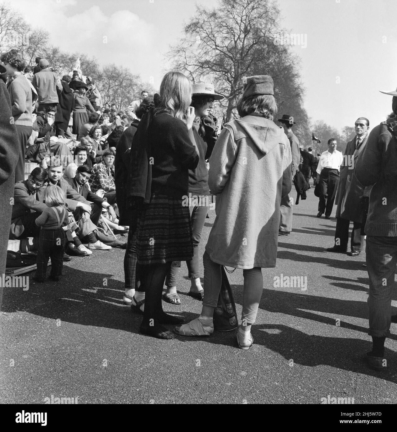 Ban the Bomb Movement viertägiger marsch vom Atomwaffenforschungsbetrieb in Aldermaston, Bekshire, zum Trafalgar Square, London, Montag, den 30th. März 1959. Unser Bild zeigt ... Mädchen in Strümpfen und bandagierten Füßen. Der zweite jährliche ostermarsch wurde von der Kampagne für nukleare Abrüstung organisiert. Zehntausende von Menschen markierten das Ende des Aldermaston-marsches mit einer Kundgebung im Zentrum Londons. Dies war die größte Demonstration, die London im 20th. Jahrhundert gesehen hatte. Stockfoto