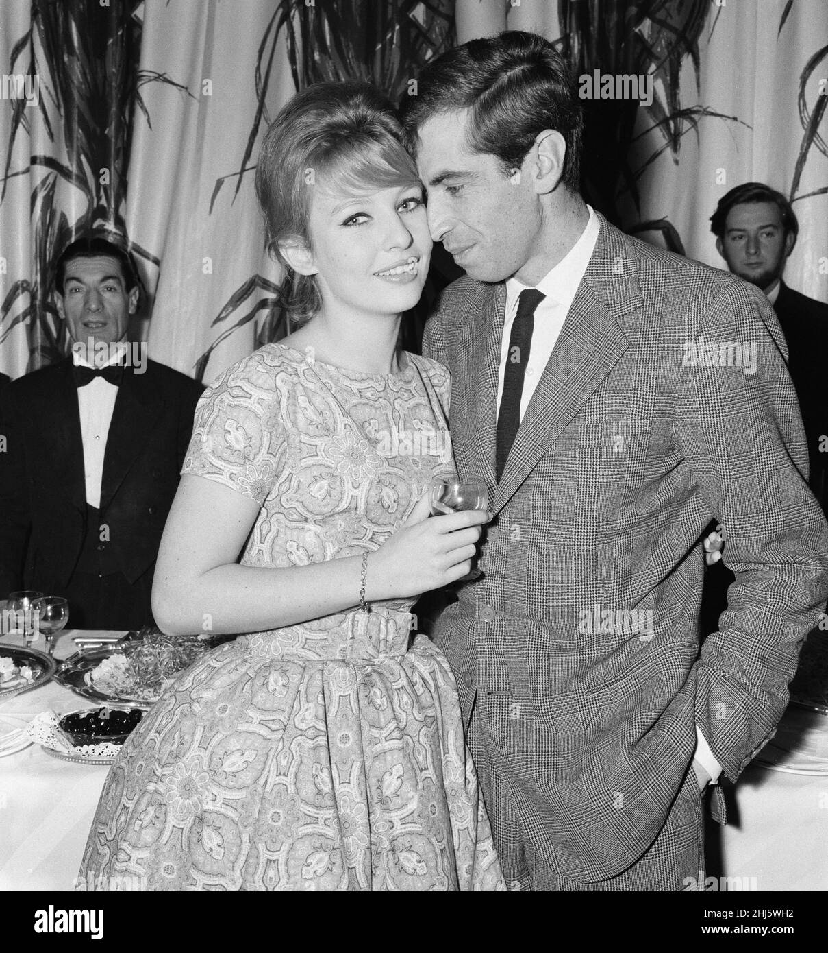 Annette Stroyberg, dänische Schauspielerin im Bild mit Verlobter, Filmregisseur Roger Vadim, in London, Sonntag, 14th. Dezember 1958. Annette ist für einen Screentest in Großbritannien, sie hofft auf eine Rolle im neuen Film The Guns of Navarone. Stockfoto