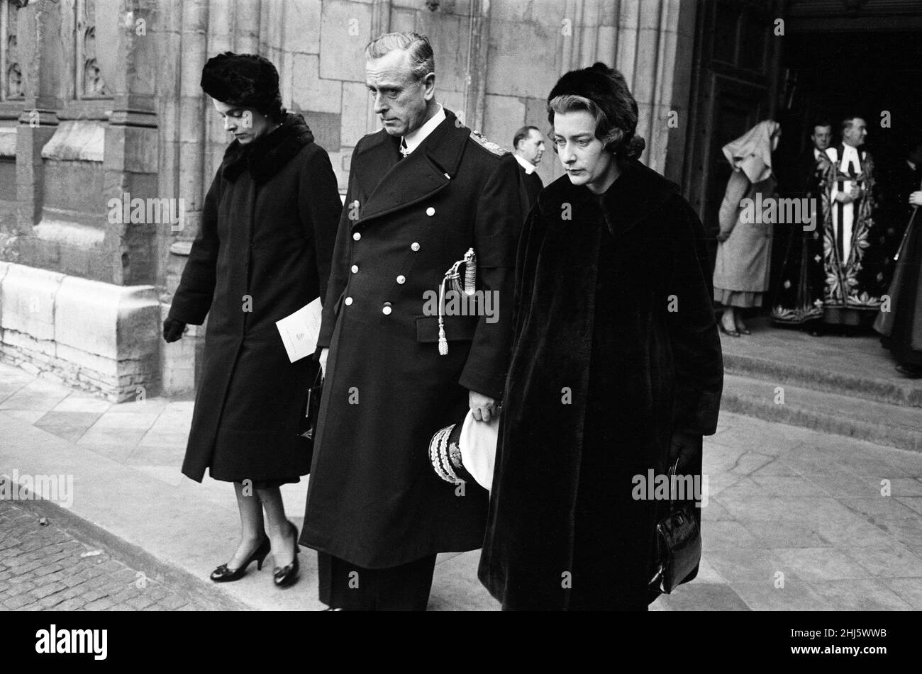 Gedenkgottesdienst für Edwina Mountbatten, Gräfin Mountbatten von Burma in der Westminster Abbey. Louis Mountbatten mit seinen Töchtern Pamela Hicks und Patricia Knatchbull. 7th. März 1960. Stockfoto