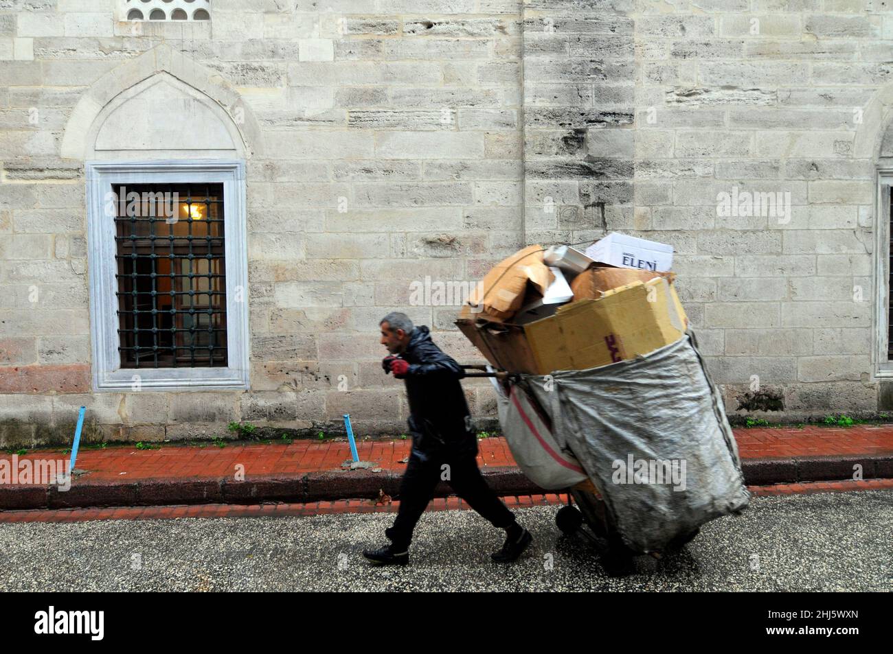 Recycling-Kartons sammeln in Suleymaniye, Istanbul, Türkei. Stockfoto