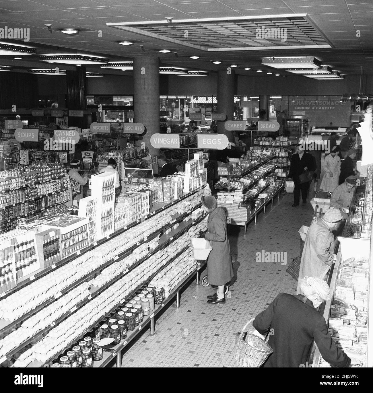 Hausfrauen, die hier im Bexleyheath Co-Op Supermarkt die Woche machen. 23rd. November 1961 Stockfoto