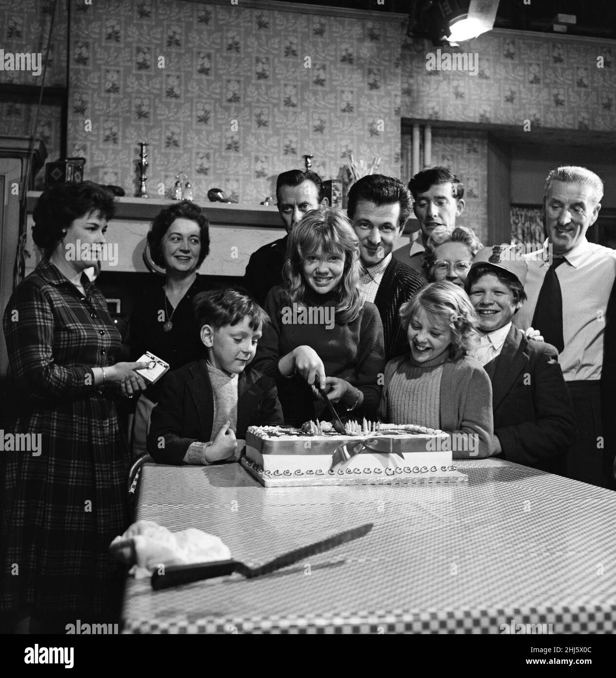 Filmstar Hayley Mills feiert ihren 15th. Geburtstag in den Pinewood Studios, wo sie „Whistle Down the Wind“ dreht. Das Studio überreichte Hayley einen Kuchen, den sie mit dem Rest der Besetzung teilte.18th. April 1961. Stockfoto