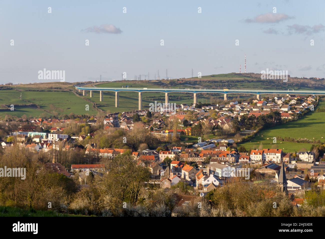 Das Autobahnviadukt Echinghen und die Stadt Saint-Etienne-au-Mont. Im Hintergrund Mont-Lambert. Stockfoto
