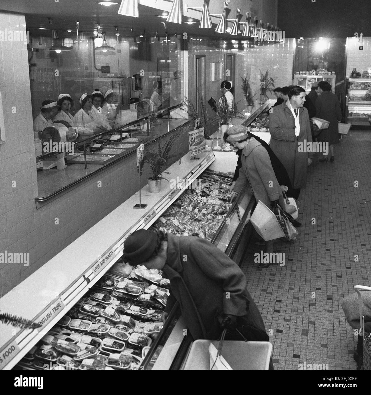 Hausfrauen, die hier im Bexley Heath Co-Op Supermarkt die Woche machen. 23rd. November 1961 Stockfoto