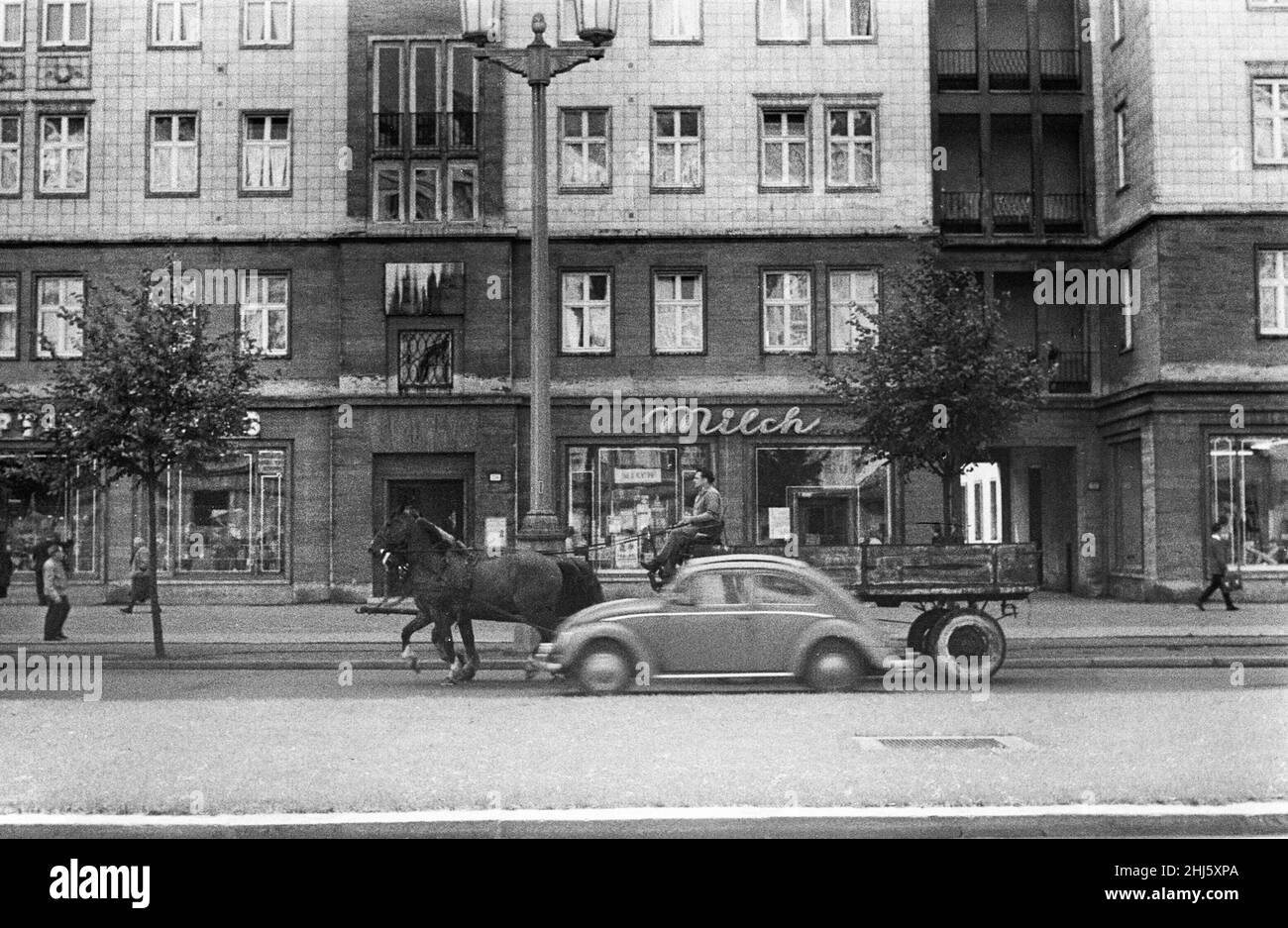 Szenen in Ostberlin, Ostdeutschland, die zeigen, dass das tägliche Leben kurz nach Beginn des Mauerbaus normal weitergeht. 18th. August 1961. Stockfoto