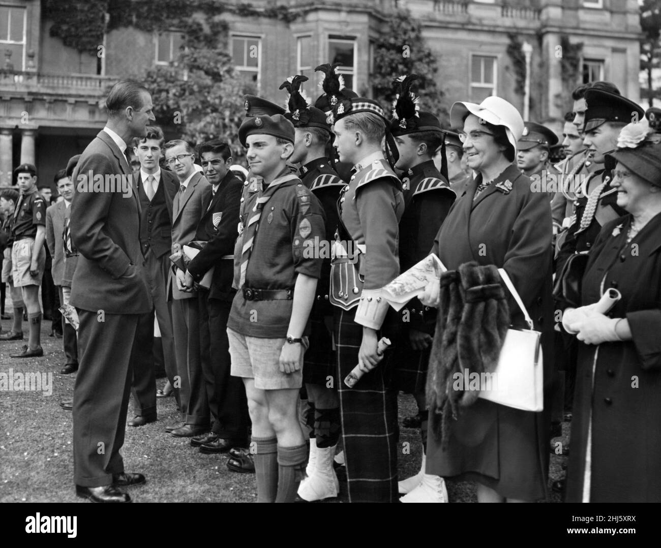 Prinz Philip besucht Wales und plaudert mit jungen Armeeanwärtern während seines Besuchs im Dyffryn House. Wales, Juni 1961. Stockfoto