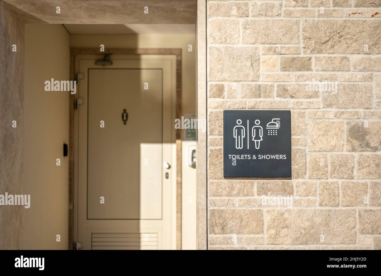Toilette und Dusche. Öffentliche Toiletten und Duschen mit einem Schild