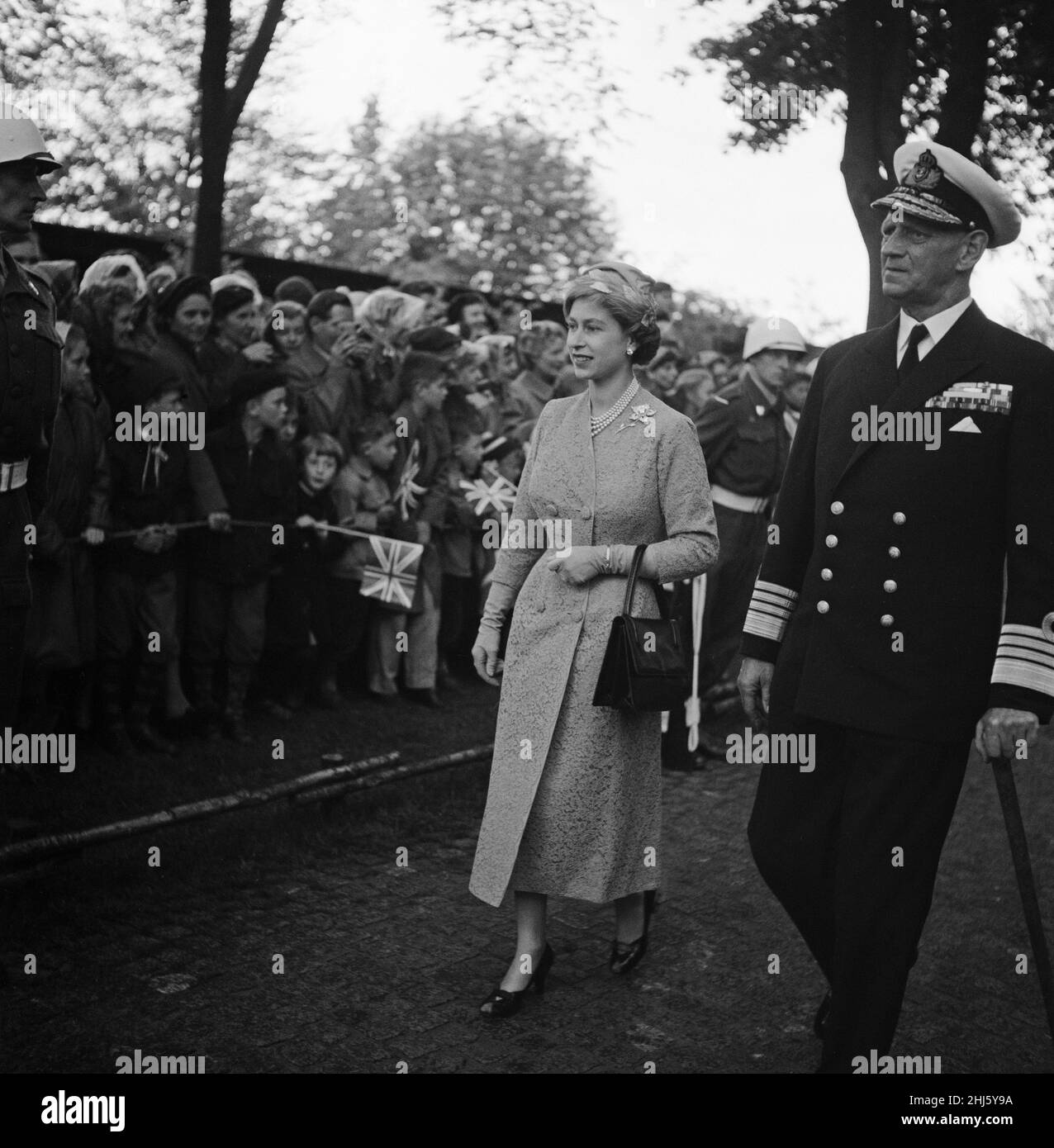 Königin Elizabeth II. Und Prinz Philip, Herzog von Edinburgh, besuchen Dänemark. Königin Elisabeth II. Und König Frederik IX. Von Dänemark, abgebildet bei einem Besuch des Gedenkfriedhofs der Widerstandsbewegung. 23rd Mai 1957. Stockfoto