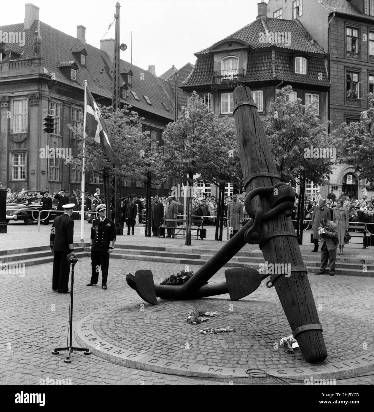 Königin Elizabeth II. Und Prinz Philip, Herzog von Edinburgh, besuchen Dänemark. Prinz Philip und König Frederik IX. Von Dänemark, abgebildet am Gedenkanker am Ende von Nyhavn, Kopenhagen. 23rd Mai 1957. Stockfoto