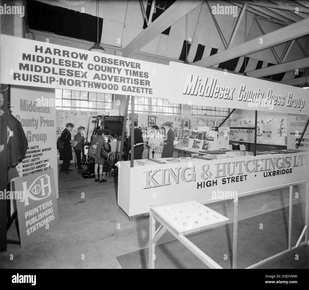 King and Hutchings Ausstellungsstand zur Förderung der Middlesex County Press Group um 1960 Stockfoto