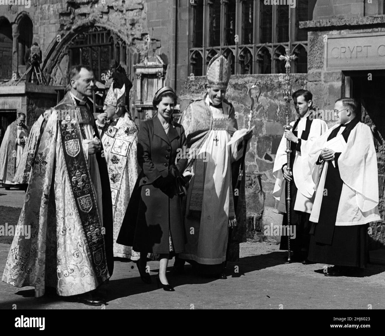 Königin Elisabeth II. Besucht die alte Kathedrale in Coventry, sie ist mit dem neuen Bischof, dem RT, abgebildet. Rev. Cuthbert Bardsley. 23rd. März 1956. Stockfoto