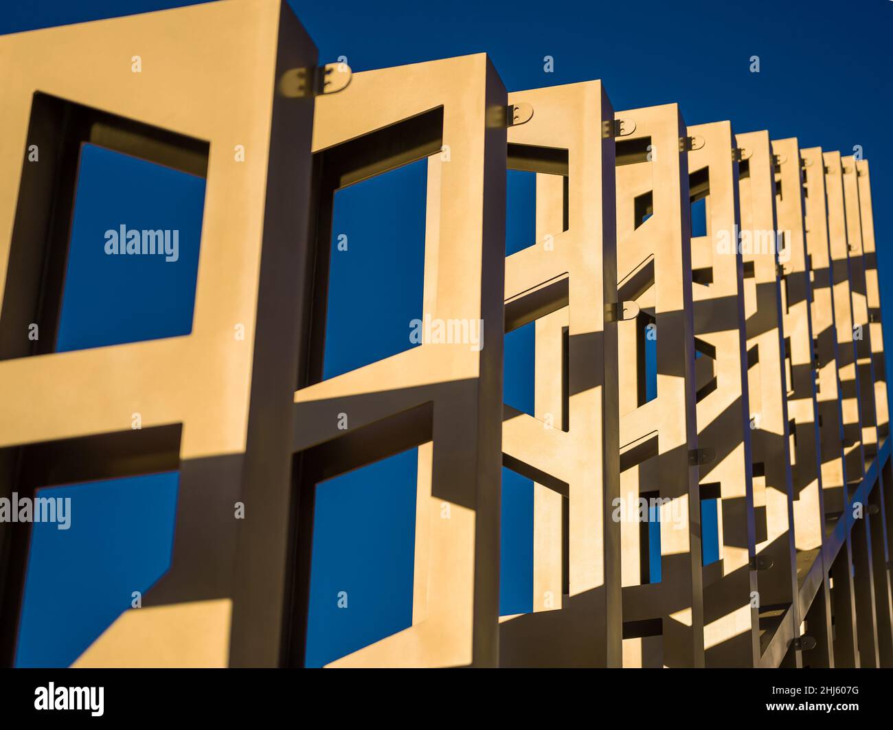 Eiserne Strukturen auf blauem Himmel abstrakter Hintergrund. Futuristisches Outdoor-Design. Industrielle Konstruktionstechnik. Engineering gelber Hintergrund. Design Stockfoto