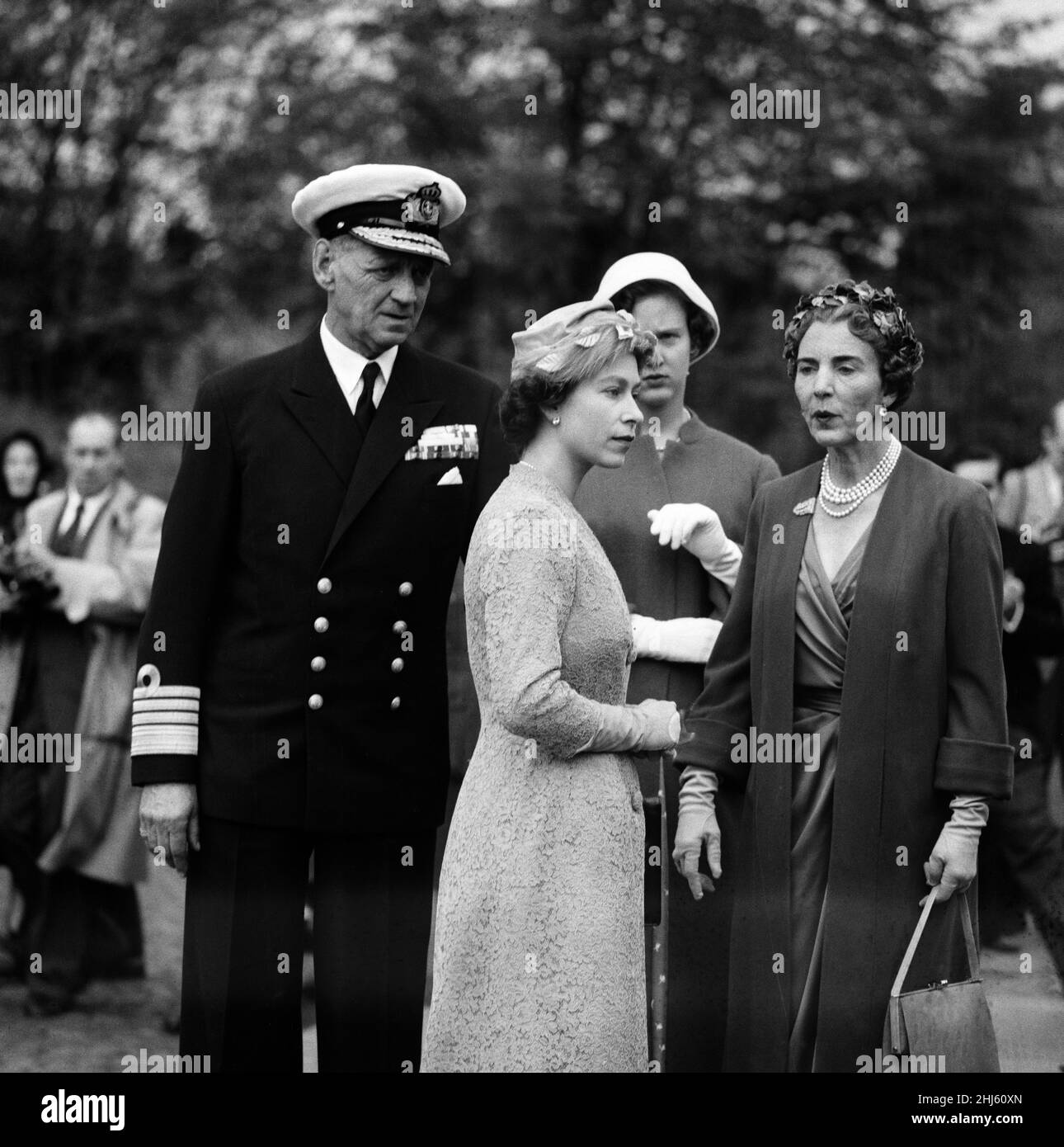 Königin Elizabeth II. Und Prinz Philip, Herzog von Edinburgh, besuchen Dänemark. Bei einem Besuch des Gedenkfriedhofs der Widerstandsbewegung sind König Frederik IX. Von Dänemark, Königin Elisabeth II., die dänische Prinzessin Margrethe und Königin Ingrid zu sehen. 23rd Mai 1957. Stockfoto