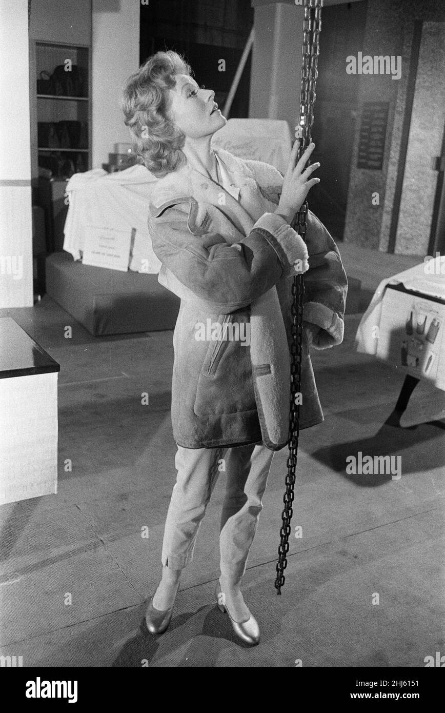 1960 Film Peeping Tom, Dreharbeiten hinter den Kulissen in den Pinewood Studios, Buckinghamshire, Montag, 30th. November 1959. Peeping Tom, ein psychologischer Horror-Thriller von Michael Powell. Damals wurde der Film von Kritikern hart aufgenommen, wurde aber seitdem neu bewertet und gilt heute weithin als Meisterwerk des britischen Kinos. Unser Bild Zeigt ... Moira Shearer, die die Figur Vivian spielt. Stockfoto