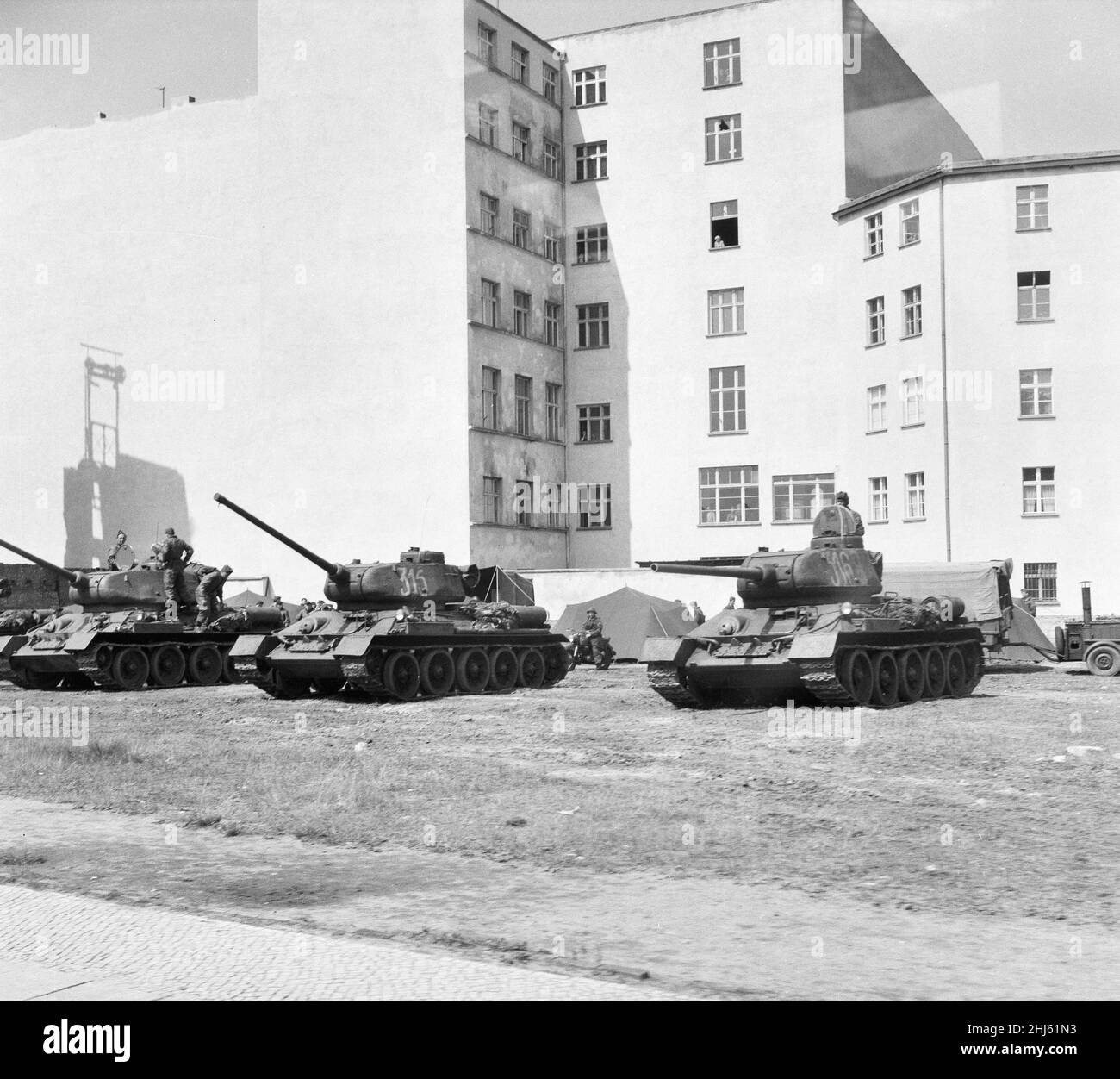 Szenen in Ostberlin, Ostdeutschland, die zeigen, dass das tägliche Leben kurz nach Beginn des Mauerbaus normal weitergeht.sowjetische Panzer in Bereitschaft in der Stadt. 18th. August 1961. Stockfoto