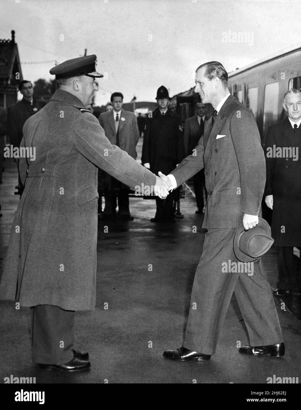 Prinz Philip, der Herzog von Edinburgh, wird vom Air Commodore V D Moorhead, C.O. begrüßt RAF St Athan bei seiner Ankunft in Gileston Halt. St Athan, Wales, 30th. Oktober 1959. Stockfoto